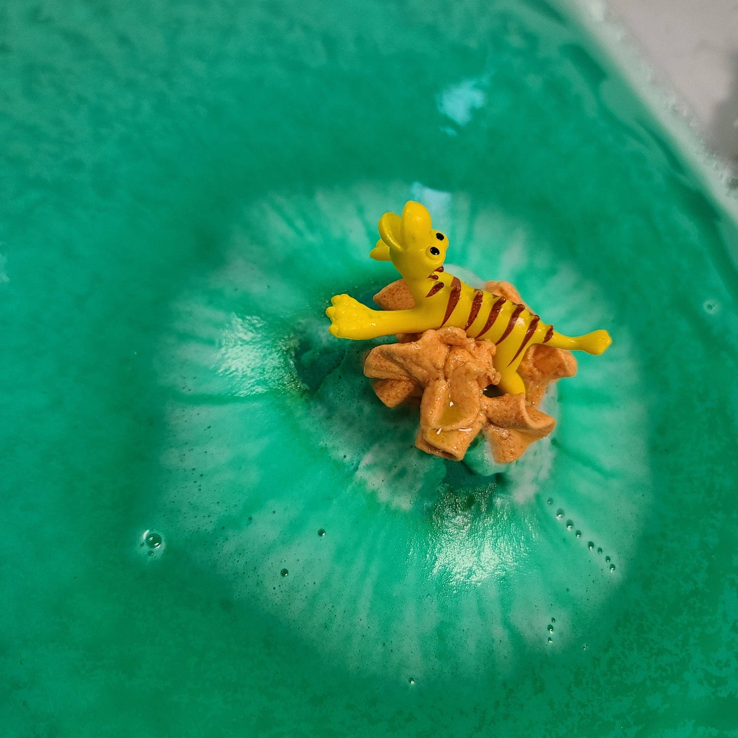 Bombe de bain surprise - Volcan (dinosaure)