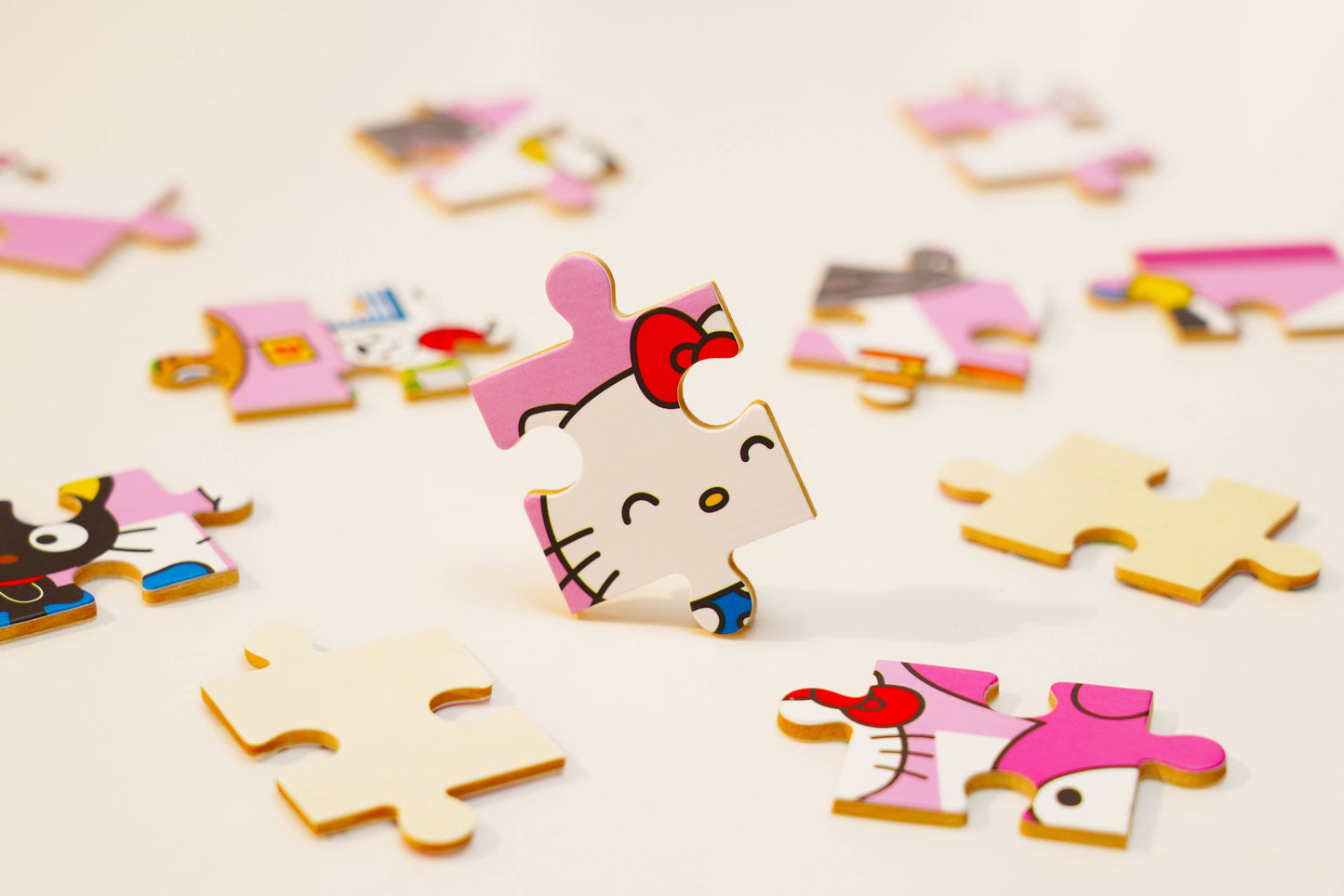 Puzzle Hello Kitty® et ses amis : une rue bordée de boutiques