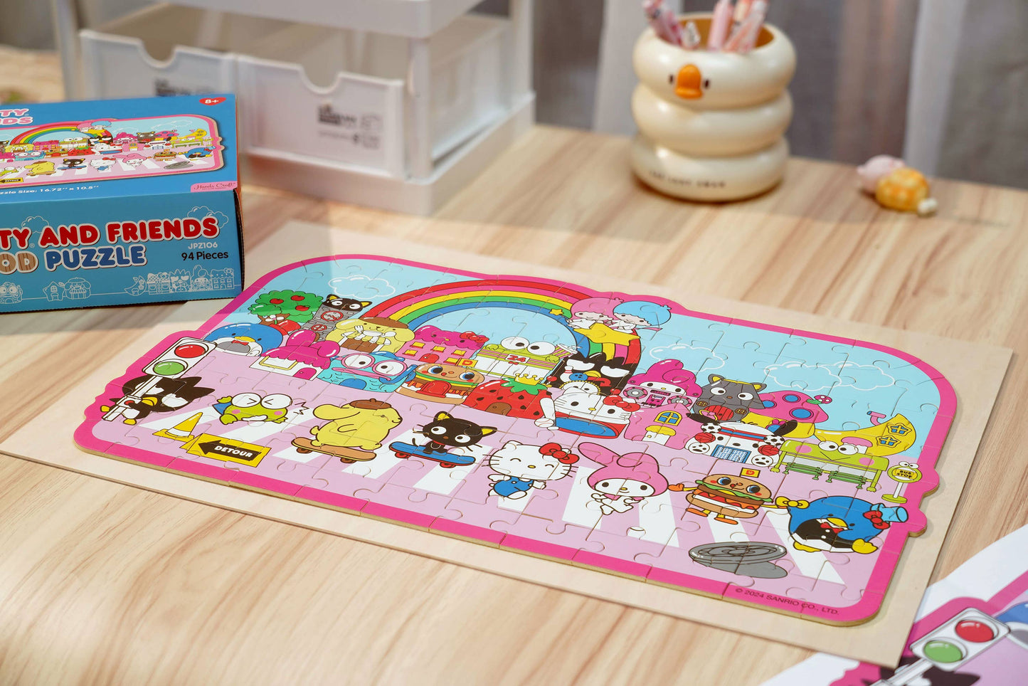 Puzzle Hello Kitty® et ses amis : une rue bordée de boutiques