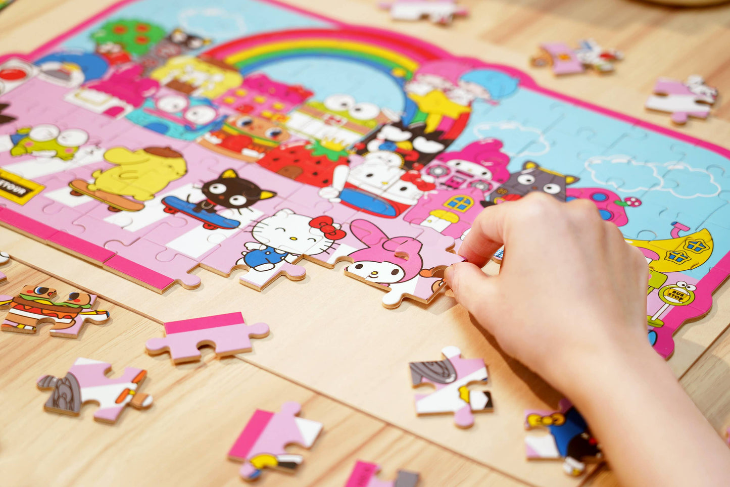 Puzzle Hello Kitty® et ses amis : une rue bordée de boutiques